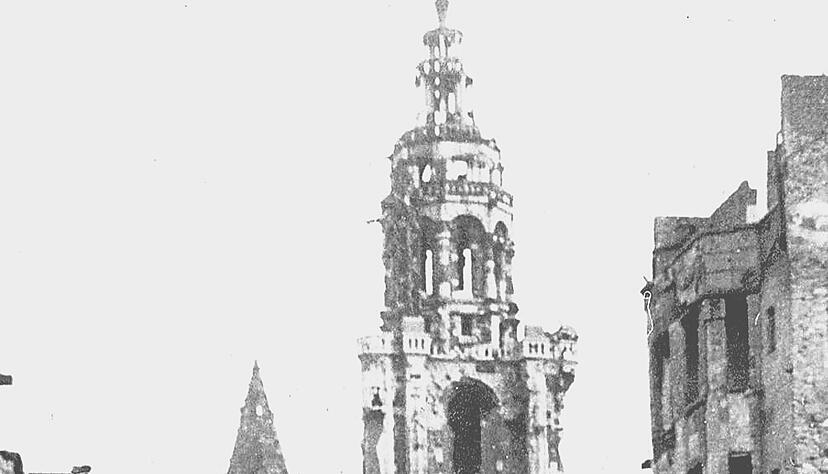 Wie durch ein Wunder, so sagten viele, überstand der 62 Meter hohe Kiliansturm den Bombenangriff vom 4. Dezember 1944. Die Altstadt wurde total zerstört.
Fotos: Stadtarchiv Heilbronn Wie durch ein Wunder, so sagten viele, überstand der 62 Meter hohe Kiliansturm den Bombenangriff vom 4. Dezember 1944. Die Altstadt wurde total zerstört.
Fotos: Stadtarchiv Heilbronn