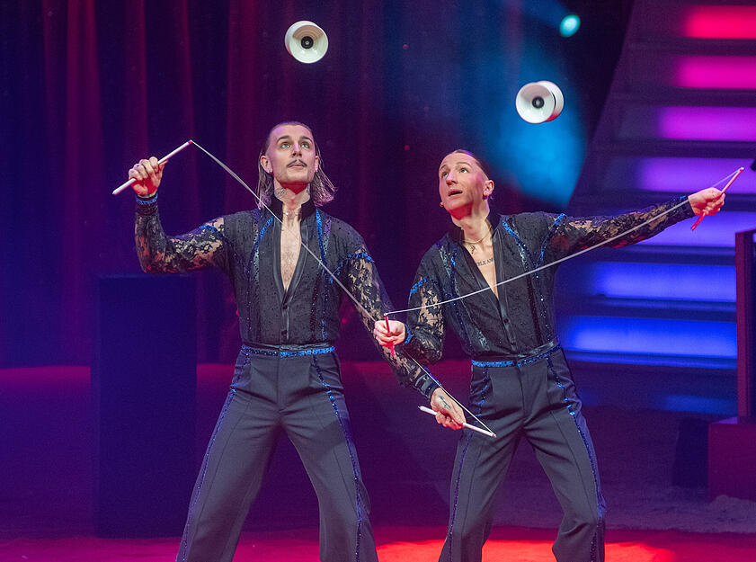 Die Jubiläumsausgabe des Weihnachtszirkus lockt zahlreiche Besucher zur Premiere an. Die Jubiläumsausgabe des Weihnachtszirkus lockt zahlreiche Besucher zur Premiere an.