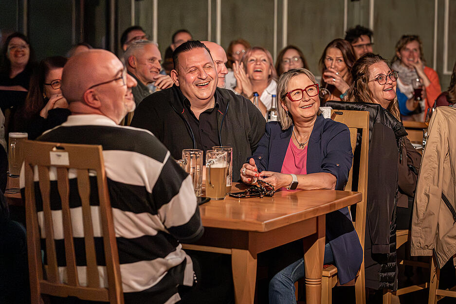 Es wird gelacht und applaudiert, gelegentlich aber auch laut aufgest&ouml;hnt.