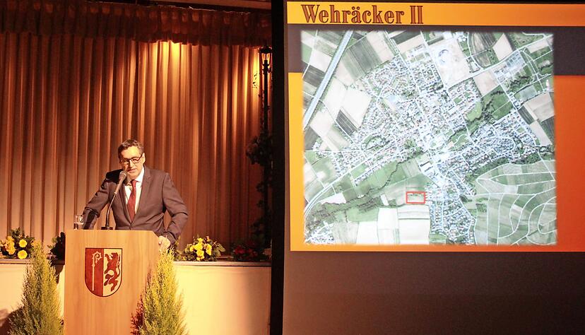 Beim Neujahrsempfang der Gemeinde informierte Bürgermeister Klaus Zenth über den Sachstand für das geplante Neubaugebiet "Wehräcker II".
Foto: Archiv/Barbara Barth
