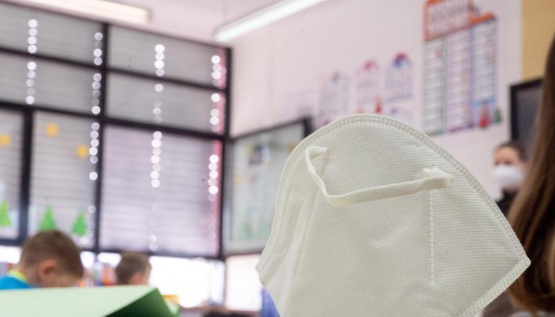 Eine FFP2-Maske liegt in einer Grundschule auf einem Tisch. Eine FFP2-Maske liegt in einer Grundschule auf einem Tisch.