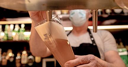 F&uuml;r die Gastronomie ist die derzeitige Lage fatal: Wirte haben nicht nur mit den geltenden Corona-Regeln und damit einhergehenden Umsatzeinbu&szlig;en zu k&auml;mpfen, sie wissen auch nicht, wie es mit den staatlichen Hilfen weitergeht.
Foto: dpa