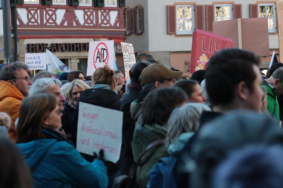 Etwa 1500 bis 2000 Menschen sind zur Demo nach Öhringen gekommen, schätzt die Polizei. Die Redner kamen von Parteien und aus anderen gesellschaftlichen Gruppen. Etwa 1500 bis 2000 Menschen sind zur Demo nach Öhringen gekommen, schätzt die Polizei. Die Redner kamen von Parteien und aus anderen gesellschaftlichen Gruppen.