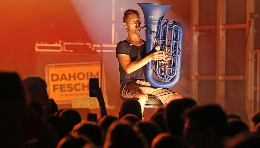 Mit seinem Markenzeichen, der blauen Tuba, will Micha von der Rampe auf seinem "Dahoim Feschd" am Samstag, 10. August, wieder f&uuml;r Stimmung auf der Festwiese in Brackenheim sorgen.