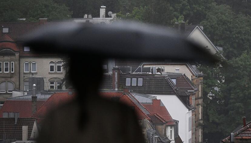 Der Regenschirm wurde vor allem in der zweiten Hälfte des Juli für viele zum täglichen Begleiter. (Archivbild) Der Regenschirm wurde vor allem in der zweiten Hälfte des Juli für viele zum täglichen Begleiter. (Archivbild)