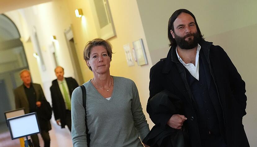 Christina Block und ihr Anwalt Ingo Bott auf dem Weg in den Gerichtssaal.