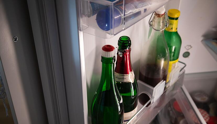 Zum Vergleich: Eine Flasche mit und eine Flasche ohne Korken kommen in den K&uuml;hlschrank.