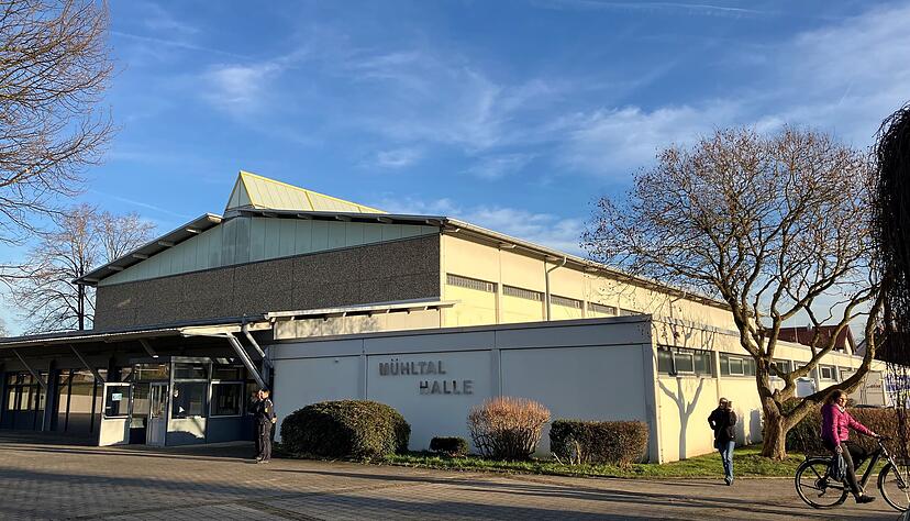 Die M&uuml;hltalhalle in Bad Rappenau: Vor dem Besuch von Bundeskanzler Friedrich Merz wurde die Halle mit Farbe beschmiert.