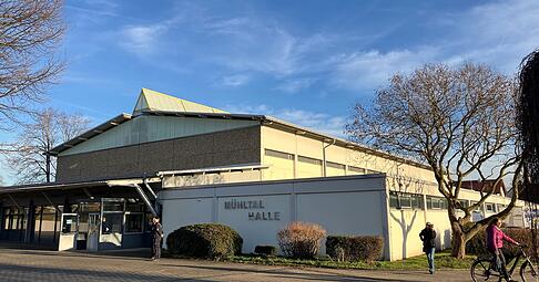 Die M&uuml;hltalhalle in Bad Rappenau: Vor dem Besuch von Bundeskanzler Friedrich Merz wurde die Halle mit Farbe beschmiert.