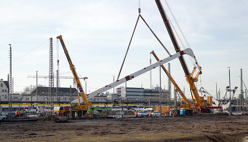 Erste Brückenteile der Buga-Brücke sind eingebaut