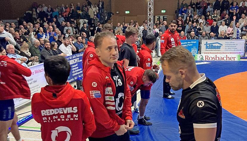 Entt&auml;uschte Gesichter: Red-Devils-Cheftrainer Adam Juretzko (rechts) und Freistilcoach Halil Meral (Mitte) sind nach der Niederlage in H&ouml;sbach ebenso niedergeschlagen wie die Mannschaft, die auf der Matte alles gegeben hat.
Foto: Stefanie Wahl