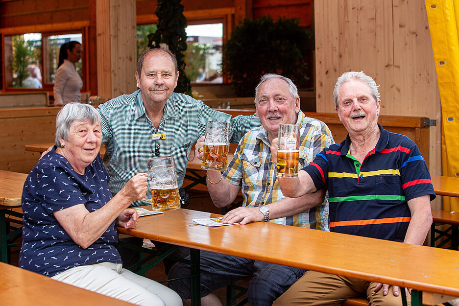 Vorletzter Abend auf dem Heilbronner Volksfest 2024. Neben Maßbieren gibt es heuer auch eine Halbe Bier.