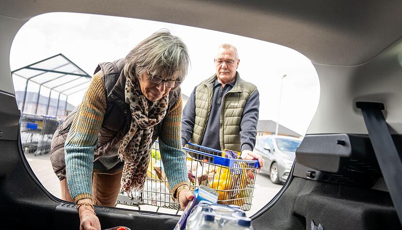 Wer keinen Rucksack dabeihat und auf Ersatztüten verzichten will, kann die Waren direkt vom Einkaufswagen in den Kofferraum laden. Wer keinen Rucksack dabeihat und auf Ersatztüten verzichten will, kann die Waren direkt vom Einkaufswagen in den Kofferraum laden.