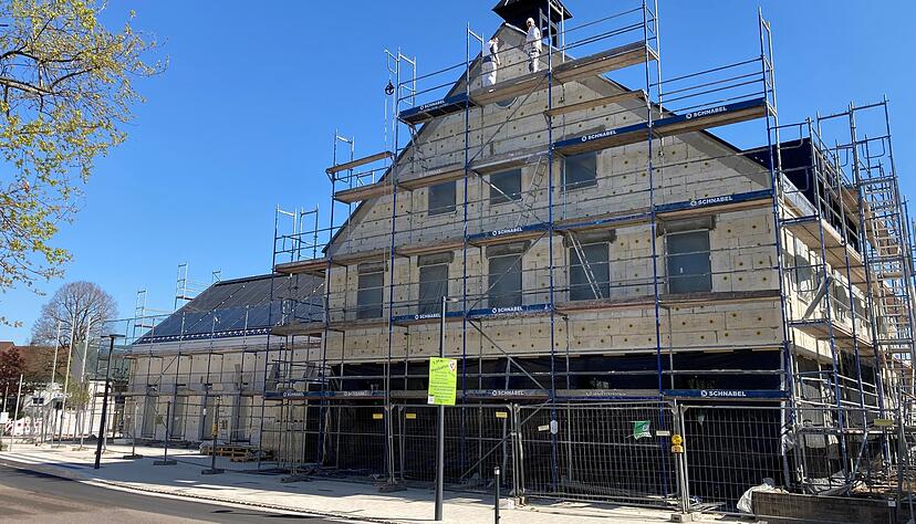 Die Arbeiten im und am Ellhofener Rathaus gehen ihrem Ende entgegen. Am 14.  Juni wird der sanierte Altbau aus dem Jahr 1859 samt seinem neuen Anbau mit einem Tag der offenen T&uuml;r eingeweiht.