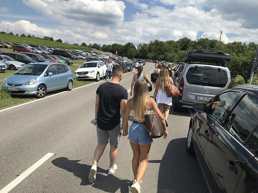 Kein Halten: Ein nicht enden wollender Strom an Badegästen steuert Samstagnachmittag den See an.