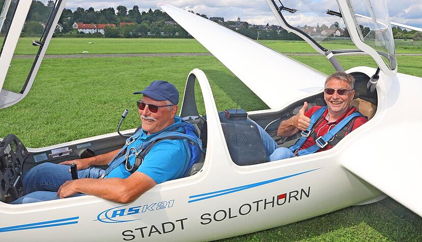 Jürgen Riedinger (rechts) kurz vor dem Start zu seinem ersten Segelflug. Roland Kraft ist einer der Segelfluglehrer des Vereins. Zurzeit bildet der Verein zwölf Flugschüler aus. Foto: Ralf Seidel Jürgen Riedinger (rechts) kurz vor dem Start zu seinem ersten Segelflug. Roland Kraft ist einer der Segelfluglehrer des Vereins. Zurzeit bildet der Verein zwölf Flugschüler aus. Foto: Ralf Seidel