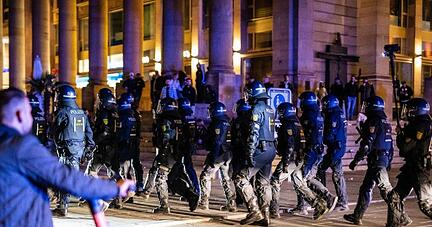 In der Nacht zum Sonntag gab es rund um den Schlossplatz in Stuttgart Auseinandersetzungen zwischen Jugendlichen und der Polizei.