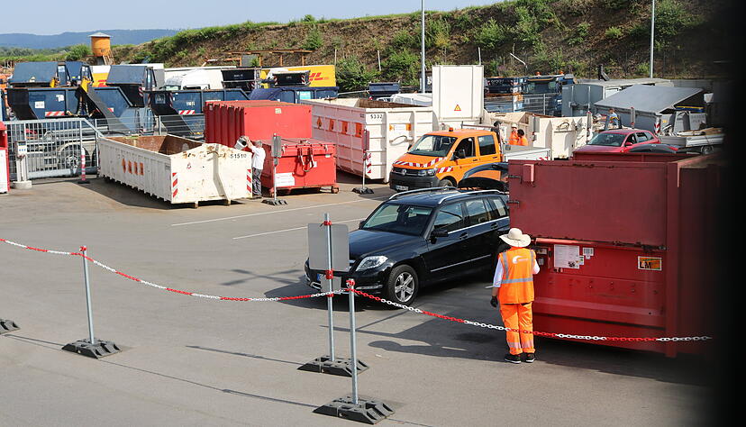 Der Recyclinghof in der Ziegeleistra&szlig;e in &Ouml;hringen ist seit April 2022 in Betrieb. Vorher war er an der Kuhallmand. Der Mietvertrag lief wie in Niedernhall aus, wo der Standort im Oktober 2023 von der Bahnhofstra&szlig;e in den Warrwiesenweg wechselte.