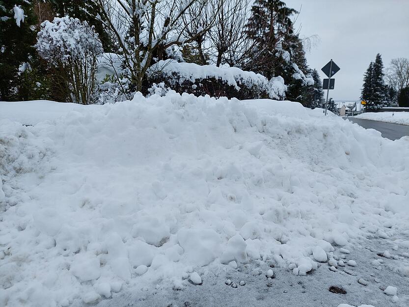 An den Stra&szlig;en in Hohenlohe sind hohe Schneeberge entstanden.