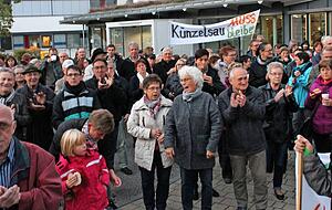 Bei den Demonstrationen gegen die Schließung des Künzelsauer Krankenhauses protestierten verärgerte Bürger ab Oktober 2016 lautstark gegen den Beschluss des Kreistags. Dahinter stand die Bürgerinitiative "Wir sind HK".