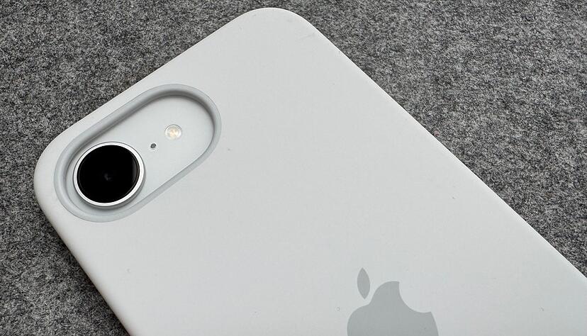 Nur ein Auge: Die Kamera des iPhone 16e verf&uuml;gt &uuml;ber eine Sensoraufl&ouml;sung von 48 Megapixeln.