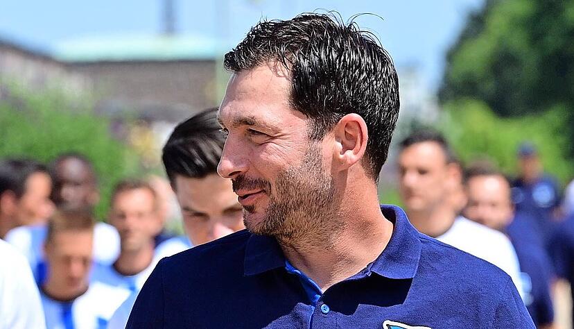 Gut gelaunt: Herthas neuer Cheftrainer Sandro Schwarz.
Foto: dpa Gut gelaunt: Herthas neuer Cheftrainer Sandro Schwarz.
Foto: dpa