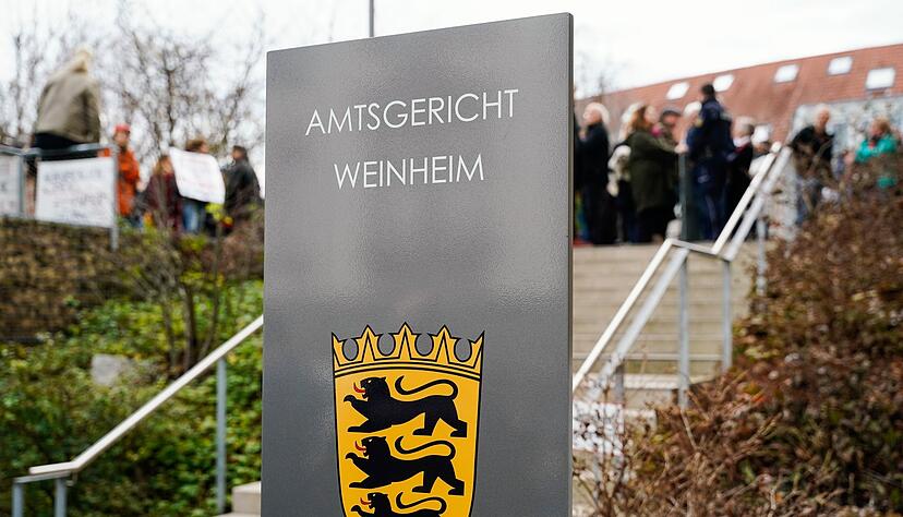 Ein Schild mit der Aufschrift &bdquo;Amtsgericht Weinheim&ldquo; steht vor dem Amtsgericht.