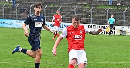 Im Training hatte die Wade gezwickt, auch nach dem Spiel gegen den Waldhof II spürte Arnold Luck ein Ziehen. Zwei Tore erzielte er trotzdem.
Foto: Klaus Krüger Im Training hatte die Wade gezwickt, auch nach dem Spiel gegen den Waldhof II spürte Arnold Luck ein Ziehen. Zwei Tore erzielte er trotzdem.
Foto: Klaus Krüger
