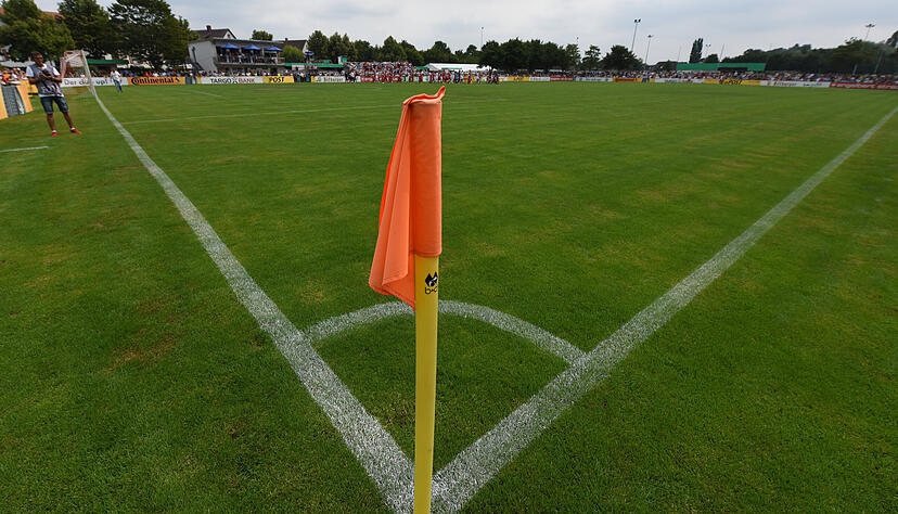 Im Bahlinger Kaiserstuhlstadion wurde am Samstag ein Spieler angegriffen. Zudem sollen Gästefans aus Trier randaliert haben. Im Bahlinger Kaiserstuhlstadion wurde am Samstag ein Spieler angegriffen. Zudem sollen Gästefans aus Trier randaliert haben.