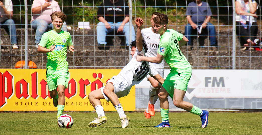 F&uuml;r Amin Yazji (Mitte) und den VfB Eppingen geht es zur DJK/FC Ziegelhausen-Peterstal.