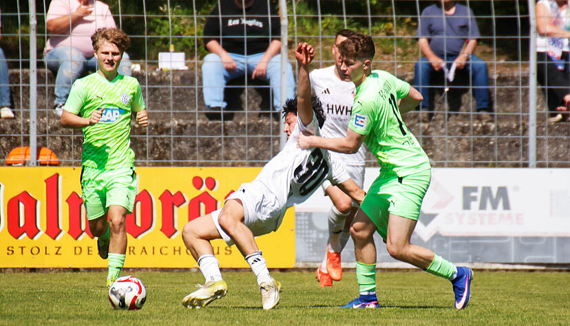 F&uuml;r Amin Yazji (Mitte) und den VfB Eppingen geht es zur DJK/FC Ziegelhausen-Peterstal.