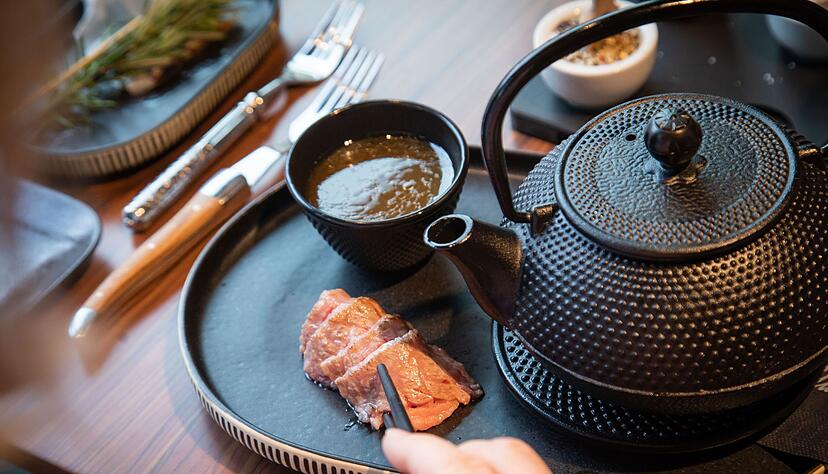 Jeder anger&ouml;stete Wagyu-Streifen wird bei dem Rezept f&uuml;r Hot Wagyu Tea im Shabu Shabu Style einzeln in hei&szlig;er Rinderbr&uuml;he geschwenkt.