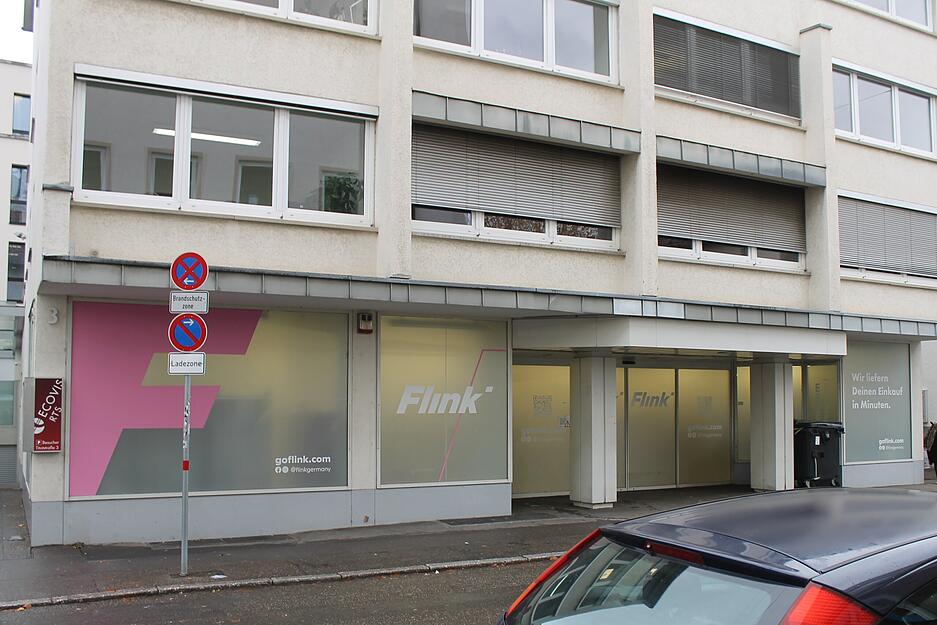 Auch von Außen hat das Gebäude Ähnlichkeiten mit einem Lebensmittelgeschäft. Auch von Außen hat das Gebäude Ähnlichkeiten mit einem Lebensmittelgeschäft.