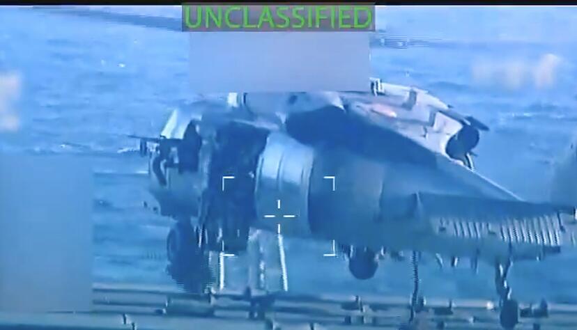 Ein Hubschrauber flog die Soldaten zu dem Schiff.