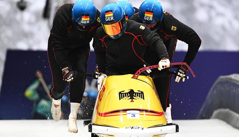Ein, zwei, drei vier: Bis Francesco Friedrich und seine Anschieber in den Bob gesprungen sind, vergehen nur wenige Sekunden. Die Startzeit ist entscheidend. Ein, zwei, drei vier: Bis Francesco Friedrich und seine Anschieber in den Bob gesprungen sind, vergehen nur wenige Sekunden. Die Startzeit ist entscheidend.