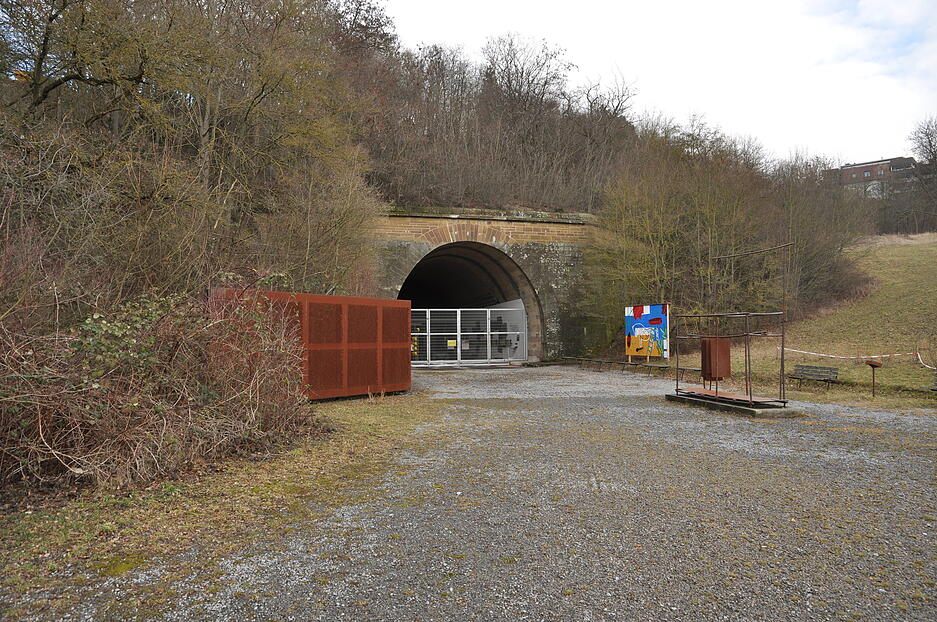 Die alten Röhren sind mittlerweile aus statischen Gründen zugeschüttet. Pläne, hier eine Ausweichstraße zu führen, hat Leonberg zu den Akten gelegt. Nur ein kurzes Stück der Weströhre ist erhalten, dort ist eine KZ-Gedenkstätte untergebracht. Im letzten Kriegsjahr arbeiteten hier Häftlinge unter katastrophalen Bedingungen an Tragflächen für Kampfflugzeuge. Mehrere Hundert von ihnen kamen ums Leben. Die alten Röhren sind mittlerweile aus statischen Gründen zugeschüttet. Pläne, hier eine Ausweichstraße zu führen, hat Leonberg zu den Akten gelegt. Nur ein kurzes Stück der Weströhre ist erhalten, dort ist eine KZ-Gedenkstätte untergebracht. Im letzten Kriegsjahr arbeiteten hier Häftlinge unter katastrophalen Bedingungen an Tragflächen für Kampfflugzeuge. Mehrere Hundert von ihnen kamen ums Leben.