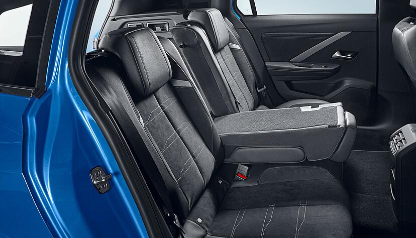 Die Sitze im Opel Astra Sports Tourer sind bequem gepolstert und mit Ziern&auml;hten versehen.