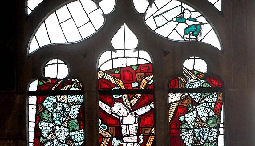 An der nördlichen Flanke der Heilbronner Kilianskirche findet sich dieses Kruzifix-Motiv von Charles Crodel.
