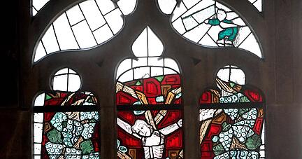 An der nördlichen Flanke der Heilbronner Kilianskirche findet sich dieses Kruzifix-Motiv von Charles Crodel. Foto: Mario Berger An der nördlichen Flanke der Heilbronner Kilianskirche findet sich dieses Kruzifix-Motiv von Charles Crodel. Foto: Mario Berger