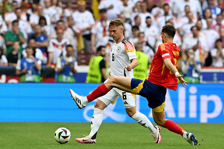 Joshua Kimmich: Sprintete die rechte Seite hoch und runter. Hielt auch gegen Nico Williams meistens gut stand. Vor dem Ausgleich setzte er sich stark im Strafraum durch und legte so den Treffer auf. Note: 1,5