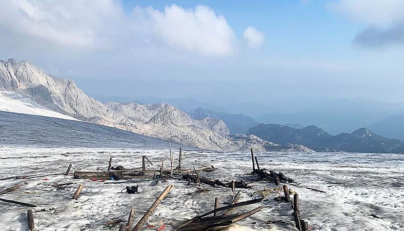 Der Gletscher hat mehr als die Hälfte seiner Fläche eingebüßt. Der Gletscher hat mehr als die Hälfte seiner Fläche eingebüßt.