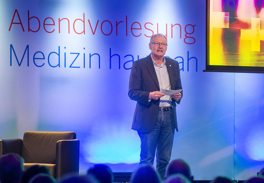 Stimme-Redakteur Thomas Zimmermann begr&uuml;&szlig;t Dr. med. Frank Joachim Reuther zum Expertenvortrag.