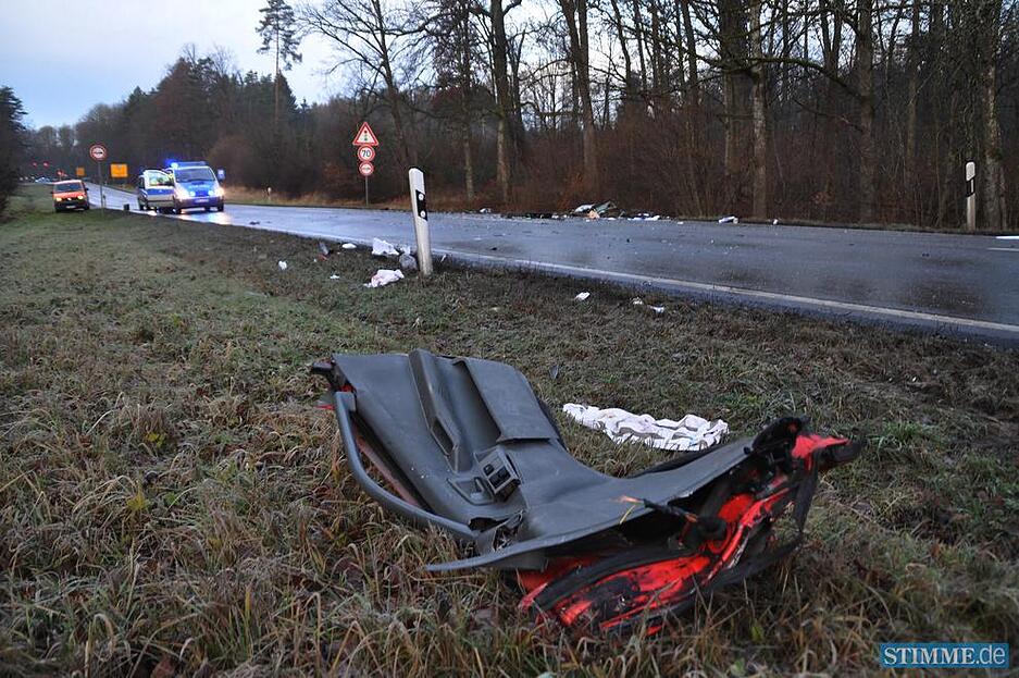 Schlimmer  Glatteis Unfall zwischen  Backnang Aspach und Großbottwar im Kreis Ludwigsburg L1115 wegen Glatteis  krachte ein klein LKW mit einen PKW zusammen mehrere wurden  schwerverletzt.