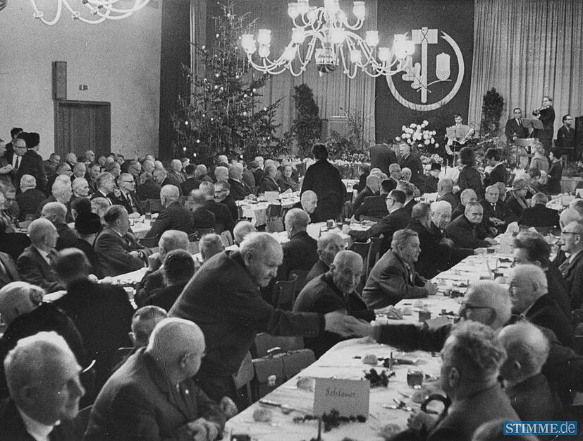 Auf Einladung der Kreishandwerkerschaft feiern 1962 Altmeister des Stadt- und Landkreises Heilbronn ihre Weihnachtsfeier im festlich geschmückten Meistersaal. Auf Einladung der Kreishandwerkerschaft feiern 1962 Altmeister des Stadt- und Landkreises Heilbronn ihre Weihnachtsfeier im festlich geschmückten Meistersaal.