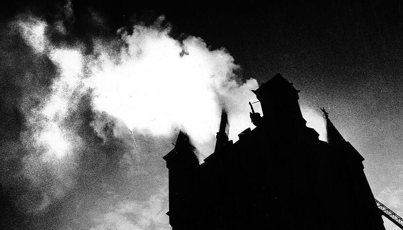 1850 und 1985 wurde der Blaue Turm vom Blitz getroffen und geriet in Brand. Foto: privat 1850 und 1985 wurde der Blaue Turm vom Blitz getroffen und geriet in Brand. Foto: privat