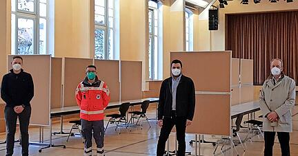 Apotheker, Stadtverwaltung und DRK arbeiten Hand in Hand. Apotheker, Stadtverwaltung und DRK arbeiten Hand in Hand.