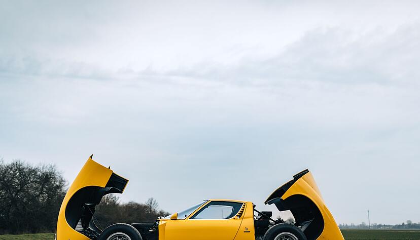 Haubenballett: Der Mittelmotor des Miura findet sich dabei unter der hinteren Haube.