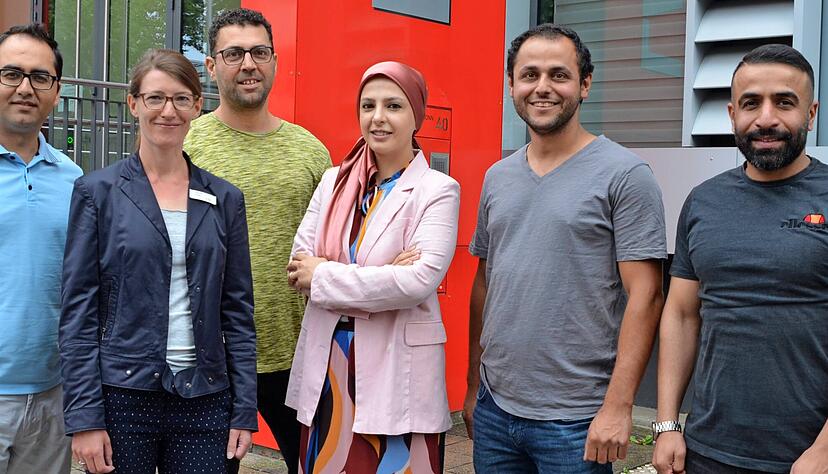 Setzen sich gemeinsam für Geflüchtete ein (von links): Integrationsmanager Imam Krate, Katharina Fischer, Sachgebietsleiterin Integrationsplanung, Simon Shakra, Teamleiter Integrationsdienst, Integrationsmanagerin Hadeel Mustafa, Hausmeister Majid Minke und Luqman Zangana vom Sozialdienst beim Landratsamt.