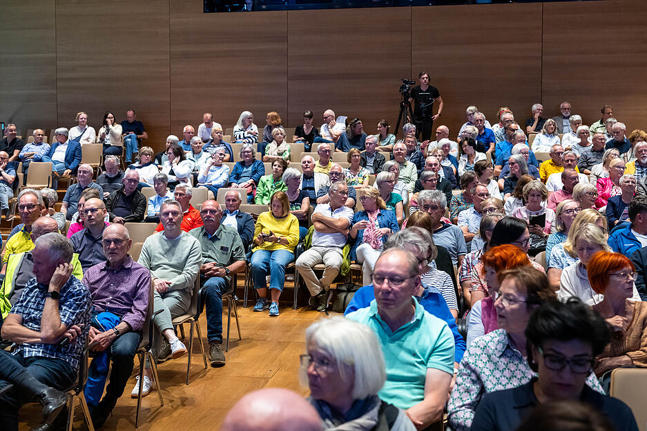 Knapp 500 Besucher bei Vorlesung der Bürger-Uni mit Prof. Alena Buyx zu Medizinethik und KI.