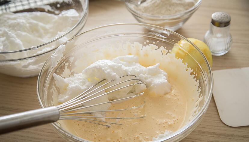 Eischnee wird etwa zu einer Eigelb-Zucker-Masse nicht wild hineingemixt, sondern vorsichtig untergehoben. Das nennt sich &laquo;melieren" und sorgt daf&uuml;r, dass die luftige Struktur erhalten bleibt.
